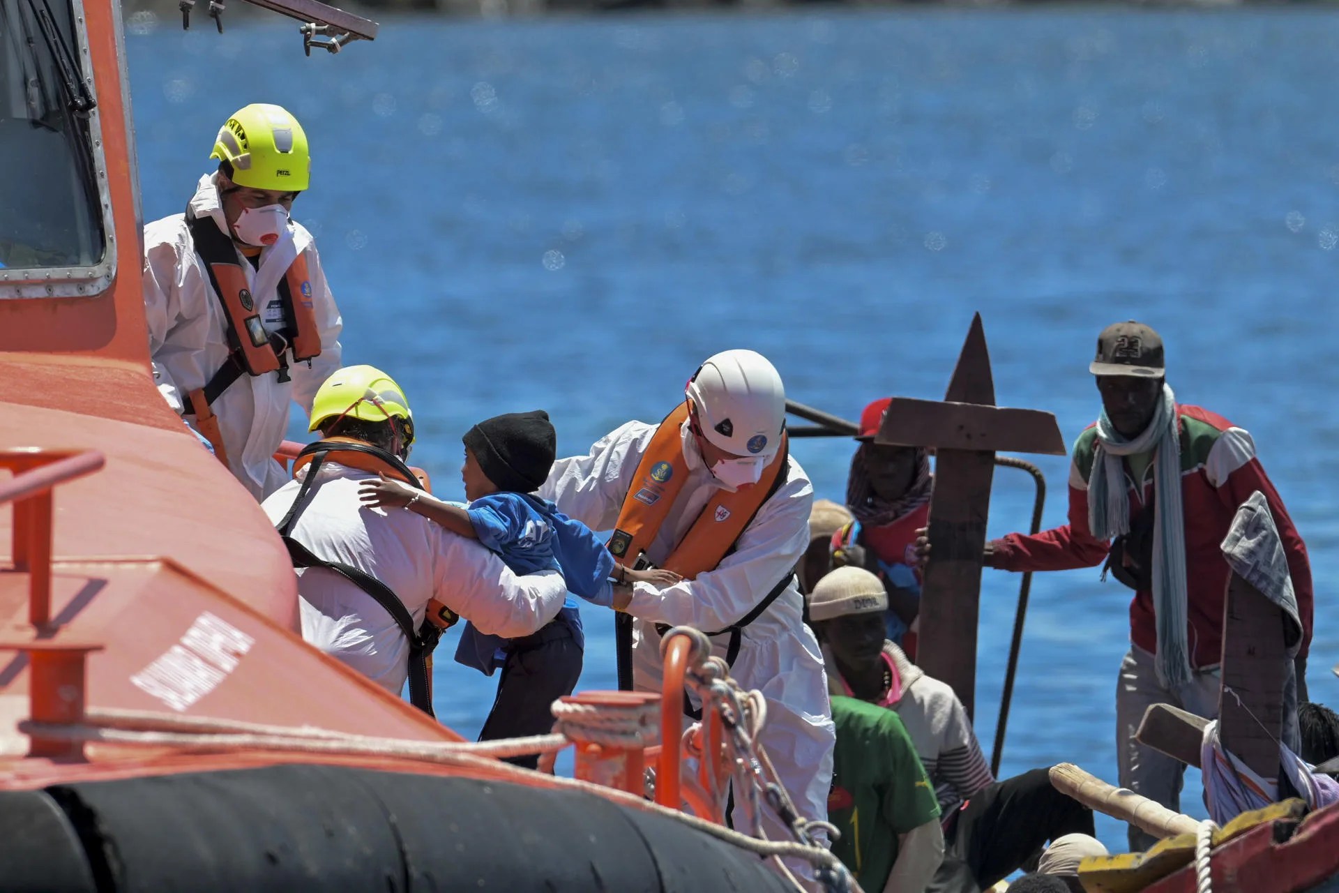 La embarcación de Salvamento Marítimo Salvamar Diphda ha escoltado este sábado hasta el puerto de La Restinga un cayuco con 40 personas a bordo, entre ellas seis mujeres y cuatro menores, que habían sido localizados cuando navegaban a unas 10 millas al sur de El Hierro. La Guardia Civil comunicó al centro de Salvamento Marítimo en Tenerife de la detección a través del radar de un posible cayuco, a unas 10 millas al sur de La Restinga y a continuación los controladores marítimos movilizaron a la salvamar Diphda, que se dirigió a la posición indicada. EFE/ Gelmert Finol