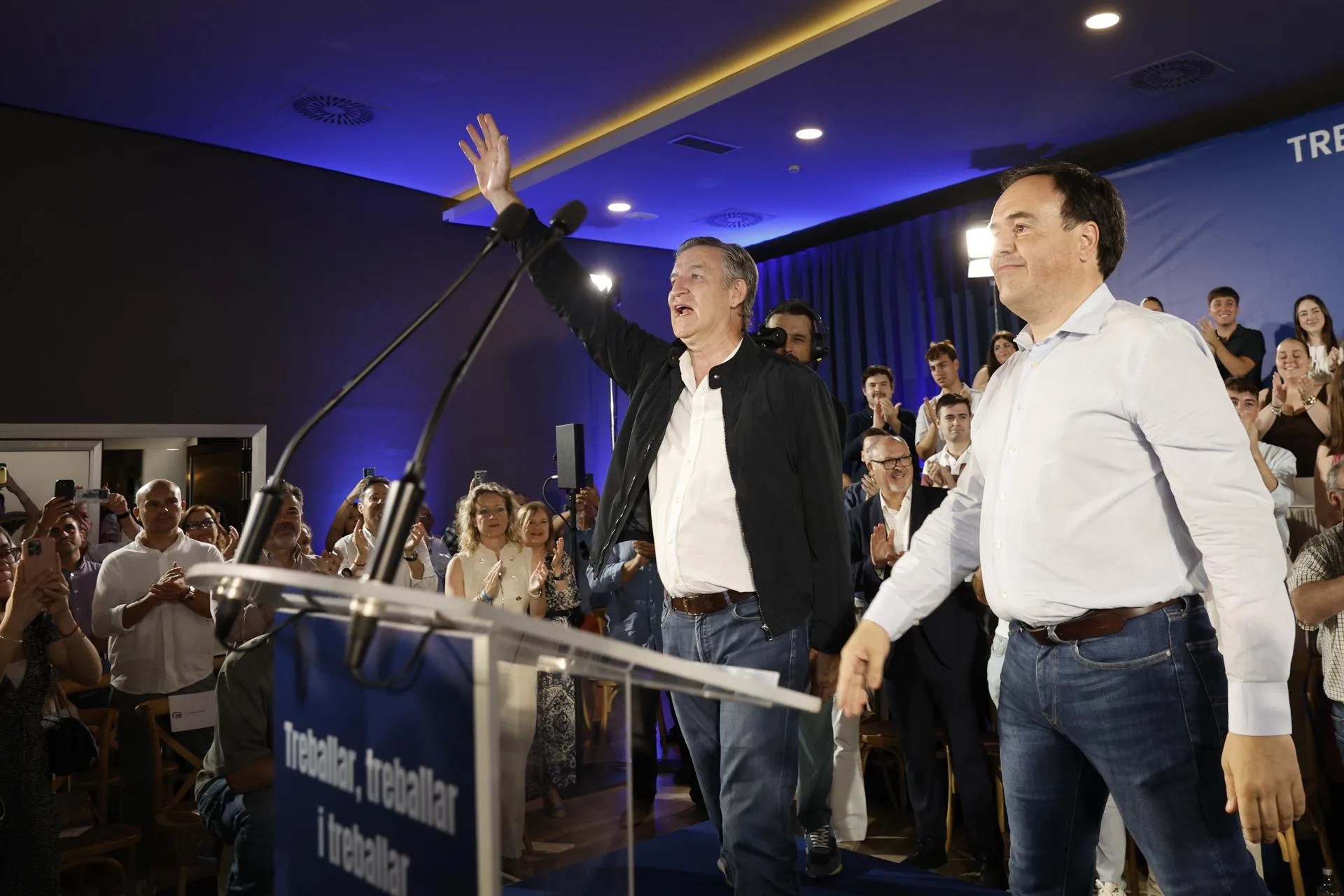 SUECA (VALENCIA), 20/06/2026.- El presidente del Partido Popular, Alberto Núñez Feijóo (c) junto al president de la Generalitat y presidente del PPCV, Juanfran Pérez Llorca (d) durante la reunión de la Junta Directiva del PP provincial del Valencia, este sábado en Sueca (Valencia). EFE/ Kai Forsterling
