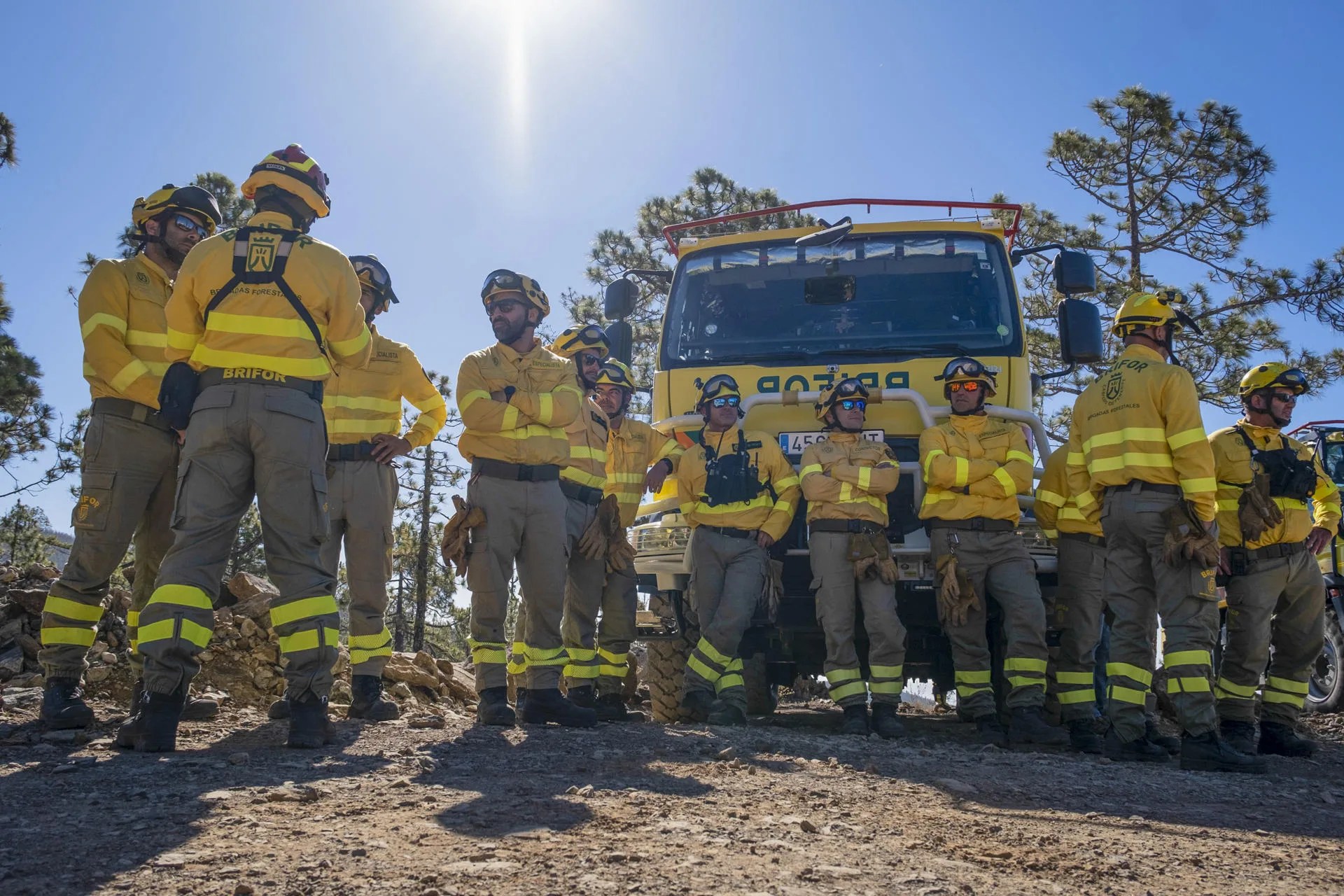 El Cabildo de Tenerife ha presentado este lunes la campaña contra incendios para este verano con el mayor operativo contra incendios de su historia, al que se sumará una cámara térmica de alta precisión para la detección de focos de calor, la primera de varias que se instalarán en los próximos meses por toda la isla para vigilar hasta el 90 por ciento de su superficie forestal. En la imagen, efectivos de la BRIFOR este lunes durante la presentación de la campaña 2026. EFE/Alberto Valdés