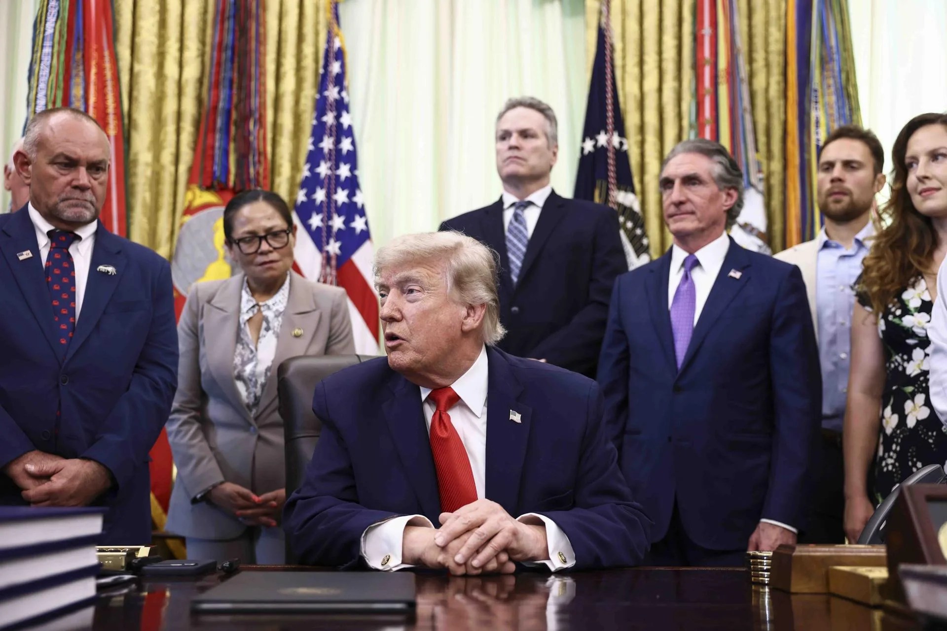 WASHINGTON (United States), 11/06/2026.- US President Donald Trump responds to a question from the news media after signing a fisheries proclamation in the Oval Office of the White House in Washington, DC, USA, 11 June 2026. EFE/EPA/JIM LO SCALZO / POOL