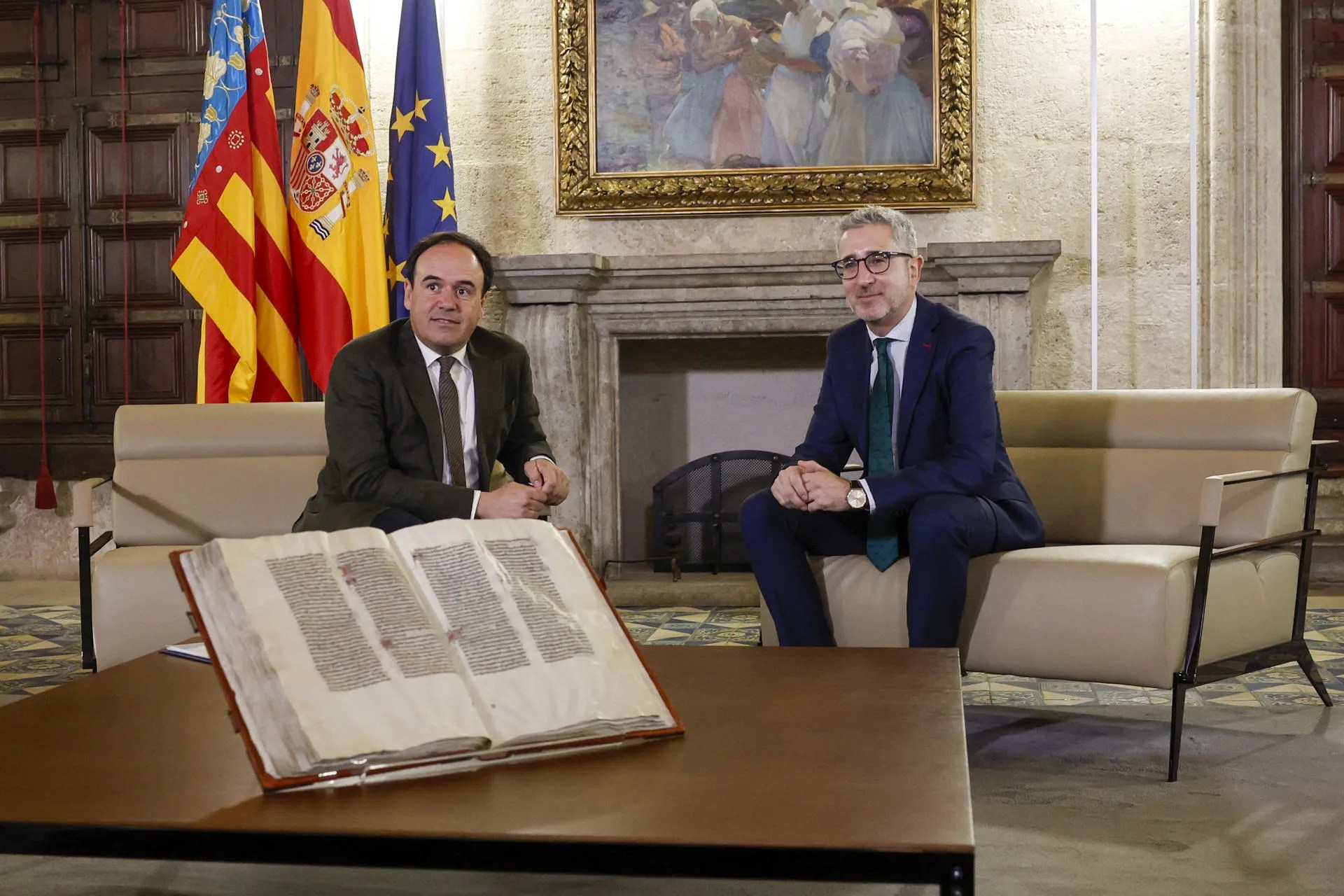 GRAFCVA4566. VALENCIA, 15/06/2026.- El president de la Generalitat, Juanfran Pérez Llorca, se reúne con el ministro de Hacienda, Arcadi España (d), para tratar "distintos asuntos de urgencia y relevancia para la Comunitat Valenciana", según la Generalitat, en un momento en el que el Gobierno está presentando el nuevo modelo de financiación autonómica. EFE/Manuel Bruque