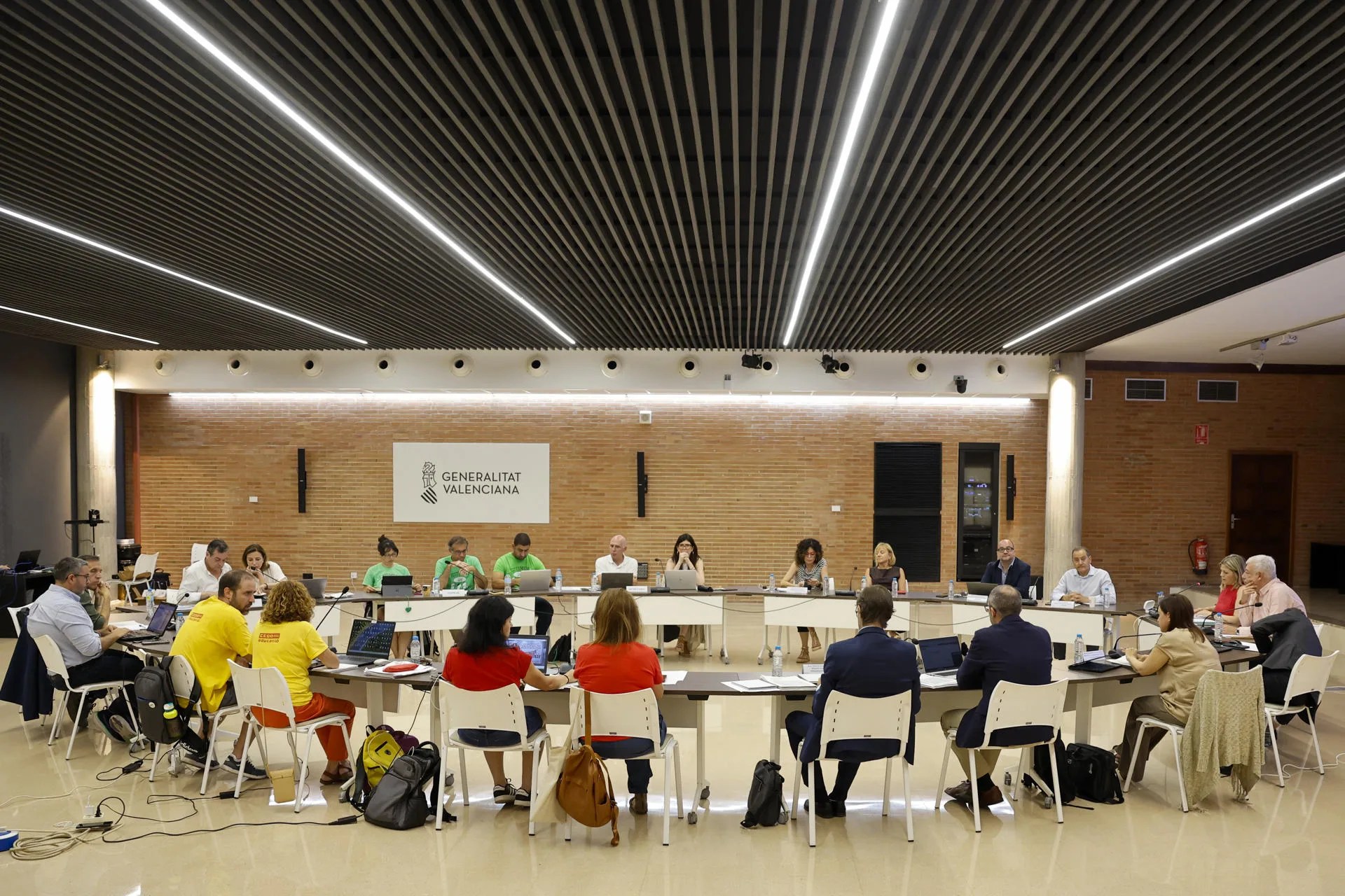 Vista general de la undécima reunión de la mesa negociadora entre la Conselleria de Educación y los cinco sindicatos de docentes durante este lunes en el que el profesorado valenciano de la enseñanza pública no universitaria inicia la quinta semana de huelga. EFE/Ana Escobar
