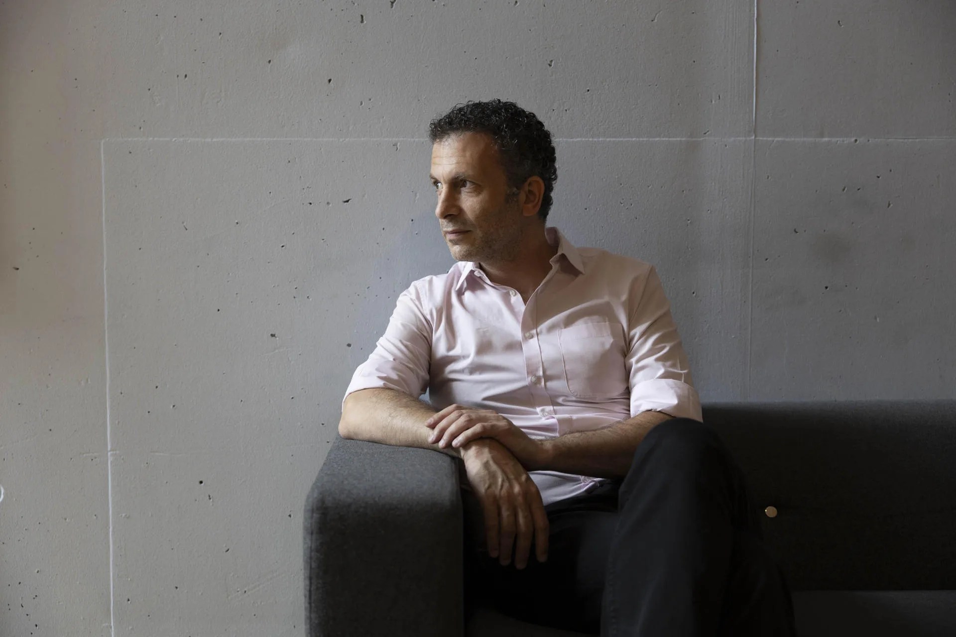 El historiador Stefanos Geroulanos, profesor de la Universidad de Nueva York y coeditor ejecutivo del 'Journal of the History of Ideas', sostiene en una entrevista con EFE que las narraciones sobre la prehistoria no son inocentes: han servido para buscar una idea común de humanidad, pero también para crear jerarquías, justificar violencias y excluir a quienes fueron situados fuera de la civilización. EFE/ Miguel Barreto