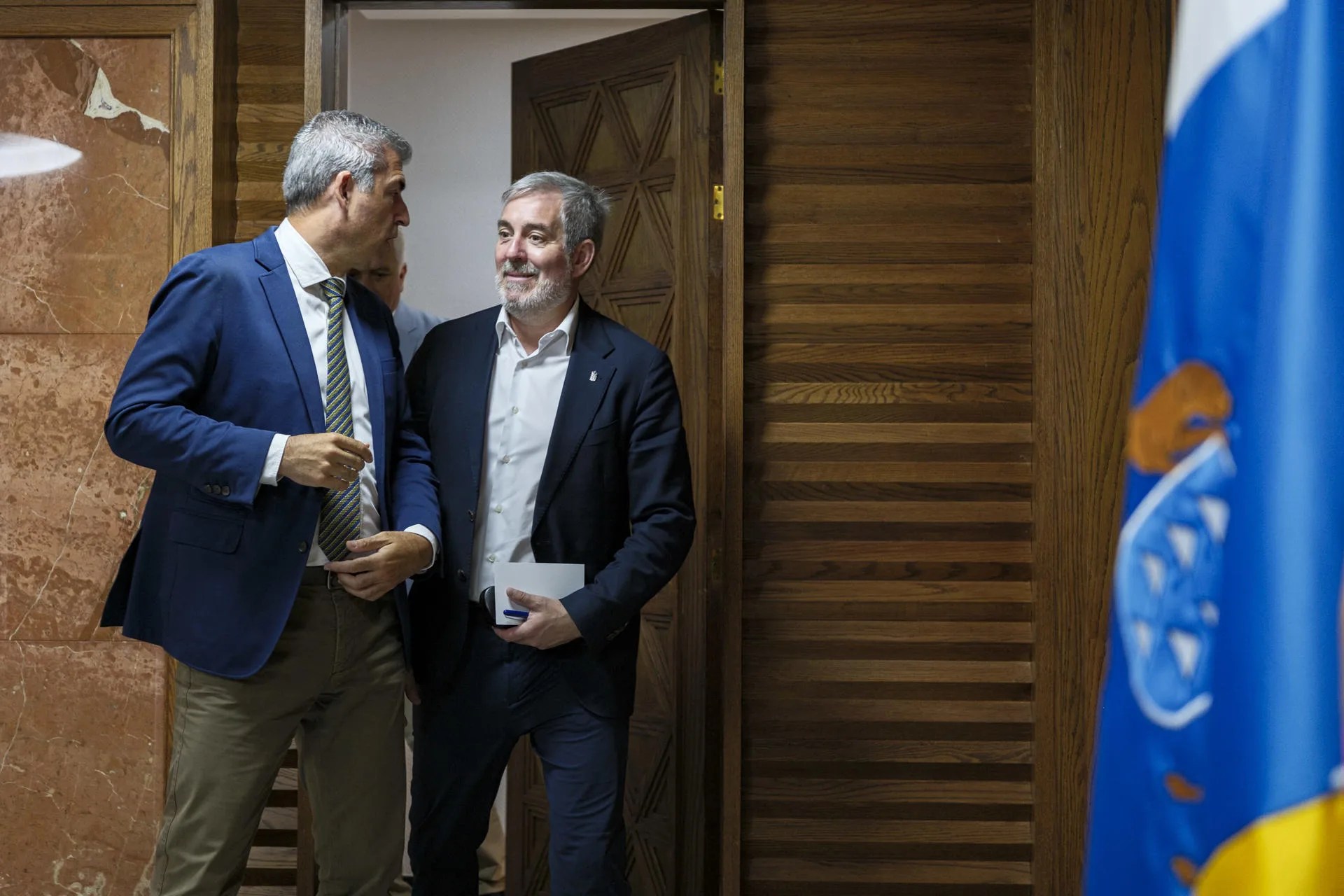 El presidente del Gobierno de Canarias, Fernando Clavijo (d), y el vicepresidente, Manuel Domínguez, en la reunión del Consejo de Gobierno de este lunes. EFE/Ángel Medina G.