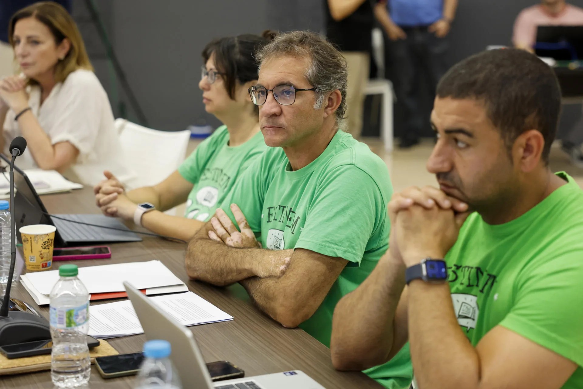 El responsable de acción sindical del STEPV, Marc Candela, durante la undécima reunión de la mesa negociadora entre la Conselleria de Educación y los cinco sindicatos de docentes. EFE/Ana Escobar
