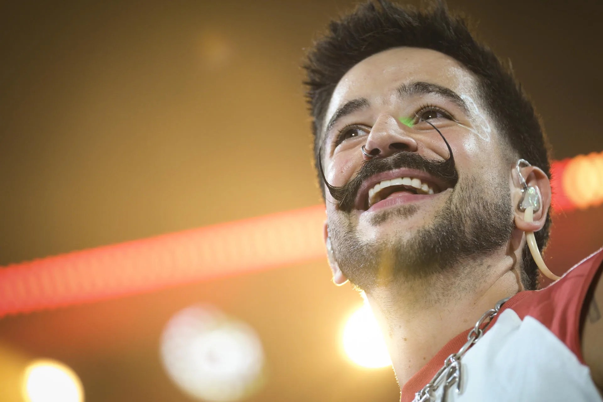 El cantante colombiano Camilo, durante el concierto en Tenerife que abrió su nueva gira. EFE/Alberto Valdés