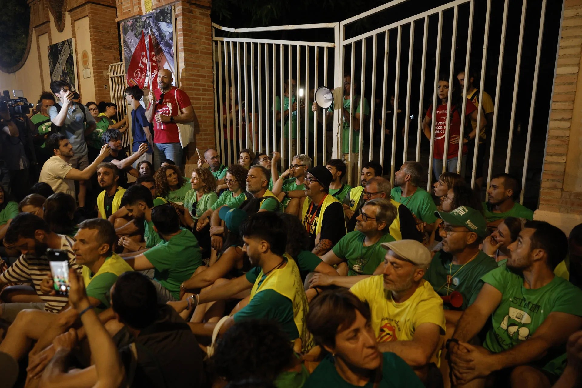 Representantes de sindicatos de docentes se manifiestan en la Conselleria de Educación. EFE/ Kai Forsterling
