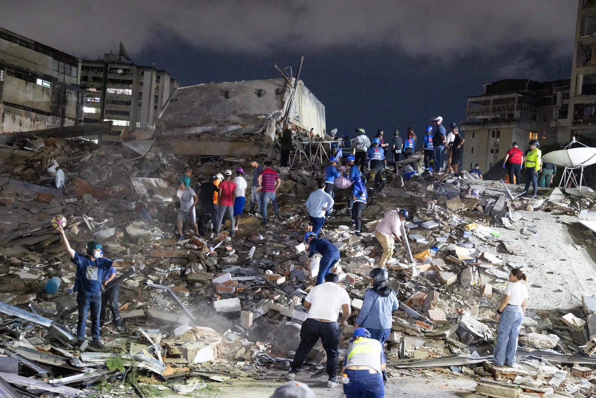 Integrantes de cuerpos de emergencia buscan víctimas tras los fuertes terremotos que sacudieron el Caribe venezolano en Caracas (Venezuela). EFE/ Rayner Peña