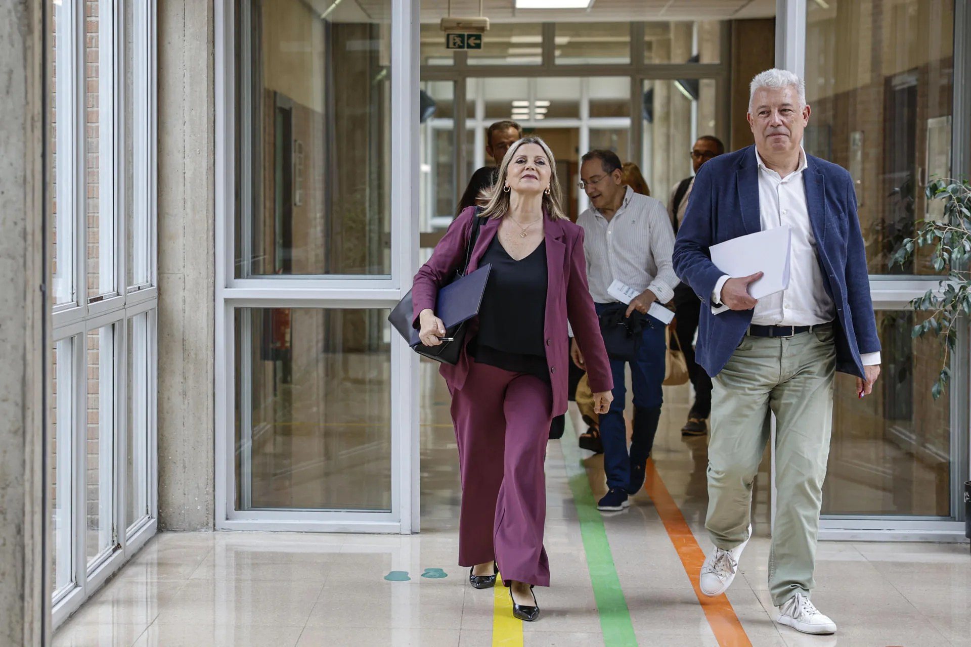 La reunión de la mesa sectorial entre la Conselleria de Educación y los sindicatos de docentes ha comenzado este viernes con 45 minutos de retraso, a las 14:45 horas, tras cuatro días sin reuniones presenciales y cuando se cumple la vigésima jornada lectiva de huelga indefinida del profesorado de la enseñanza pública no universitaria. En la imagen la consellera de Ecuación, Carmen Ortí, y el secretario autonómico, Daniel McEvoy, camino de la reunión. EFE/Ana Escobar
