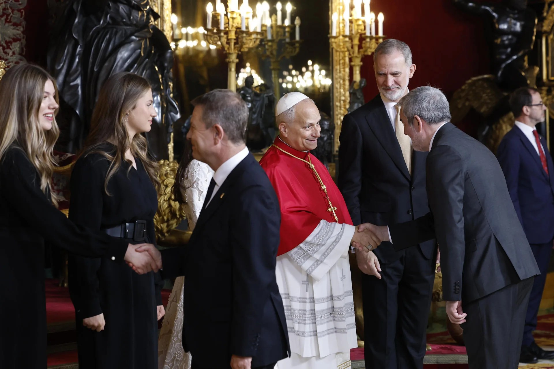 El presidente de Canarias, Fernando Clavijo (d), saluda al papa León XIV en presencia del rey Felipe VI, durante el tradicional besamanos que ha tenido lugar en el Salón del Trono del Palacio Real, dentro de la ceremonia oficial de bienvenida al Sumo Pontífice que inicia este sábado en la capital un viaje de seis días a España. EFE/Chema Moya