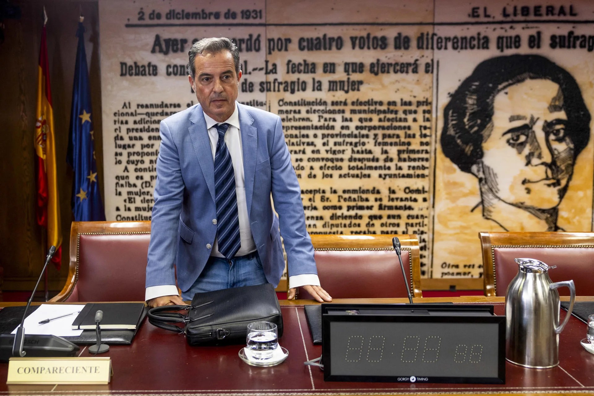El excomisario del aeropuerto de Barajas Jesús María Gómez, ahora jefe superior de Policía de Canarias, comparece en la comisión para informar sobre la llegada en enero de 2020 de la presidenta venezolana, Delcy Rodríguez, entonces vicepresidenta. EFE/Sergio Pérez