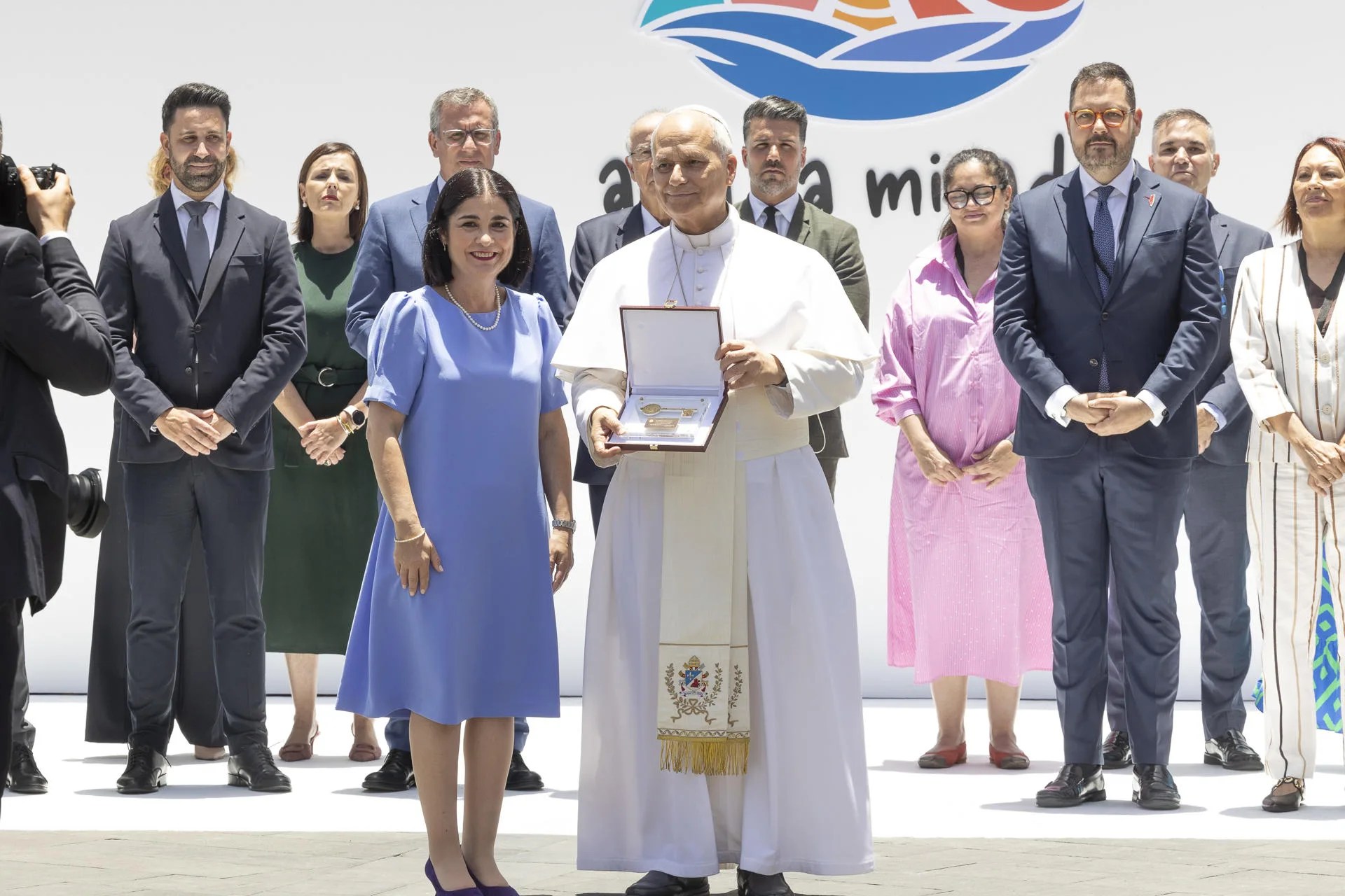El papa León XIV ha recibido este jueves la llave de oro de Las Palmas de Gran Canaria de manos de su alcaldesa, Carolina Darias (i), en el corazón histórico de la ciudad, barrio Triana-Vegueta, con motivo de la primera visita que realiza hasta la fecha un pontífice a las islas. Representantes de todos los grupos políticos que conforman el Consistorio, excepto la única edil de Podemos y segunda teniente de alcalde y el concejal de NC Pedro Quevedo, han saludado al papa en la trasera del teatro Pérez Galdós, donde, desde horas antes, se han concentrado miles de personas que no han querido perderse la oportunidad de ver de cerca al pontífice. EFE/ Quique Curbelo