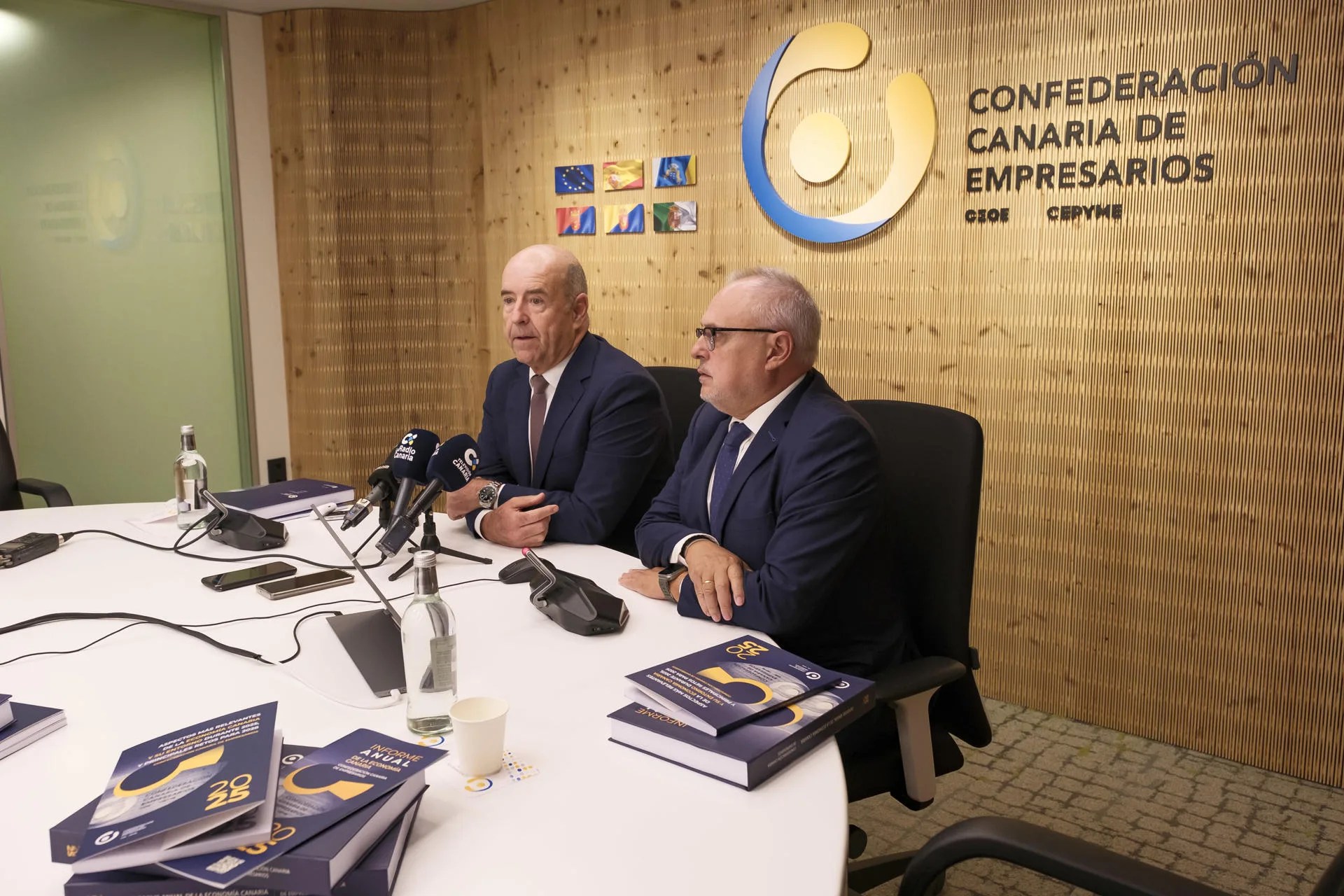 El presidente y el vicepresidente de la Confederación Canaria de Empresarios, Pedro Ortega (i) y José Cristóbal García (d), presentaron este lunes en rueda de prensa las principales claves del informe sobre la situación de la economía de las islas que publica la patronal de la provincia de Las Palmas. EFE/Ángel Medina G.