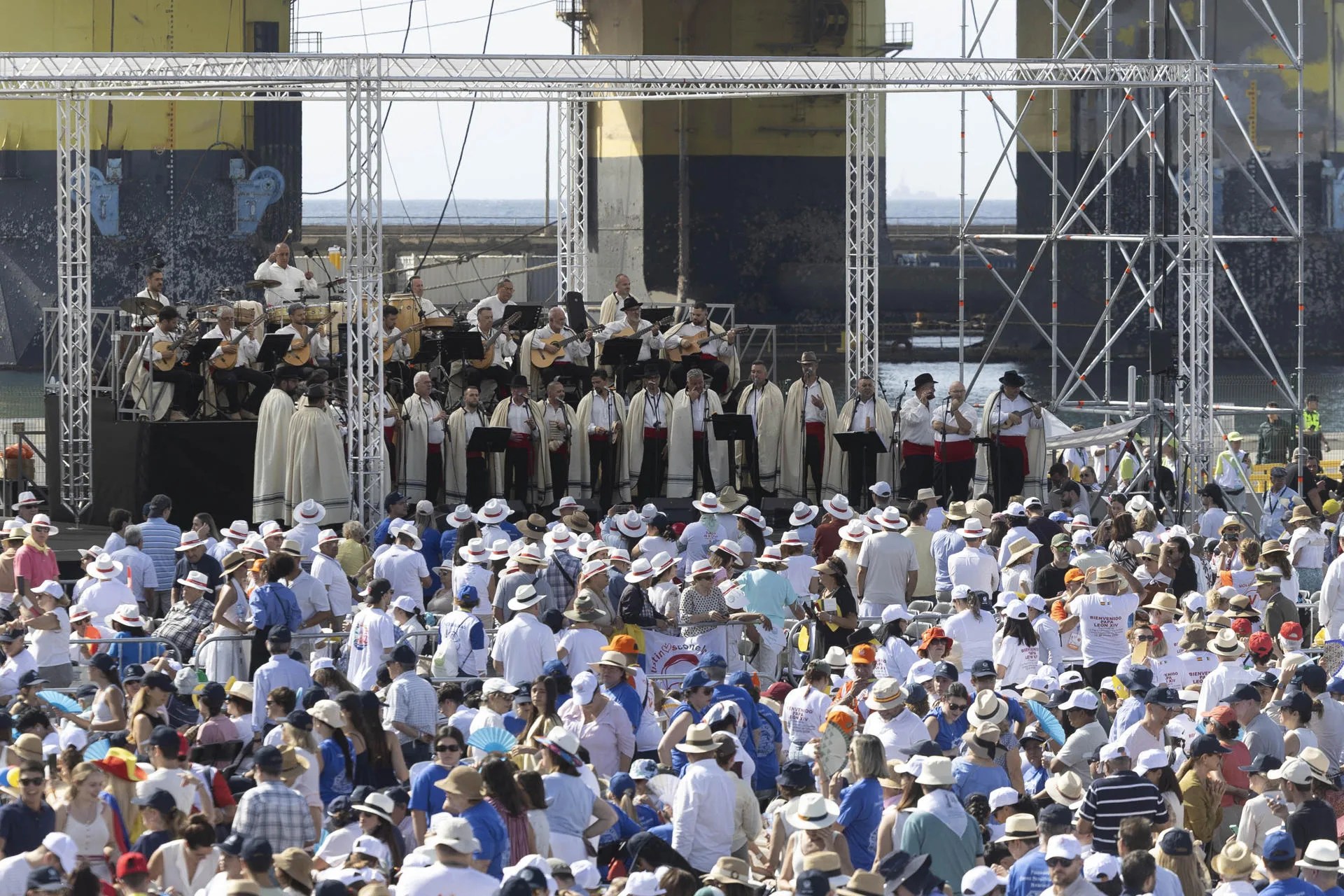El grupo Los Sabandeños canta mientras miles de personas esperan en el puerto de Santa Cruz de Tenerife la llegada del papa León XIV para la misa que oficiará este viernes en su último día de viaje. EFE/ Miguel Barreto