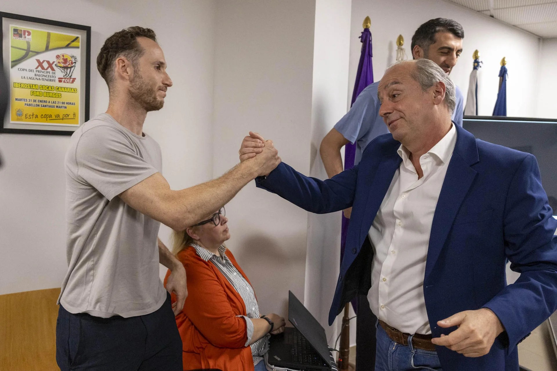 Txus Vidorreta se despide de una de las referencias del equipo, Marcelinho Huertas..  EFE/Miguel Barreto