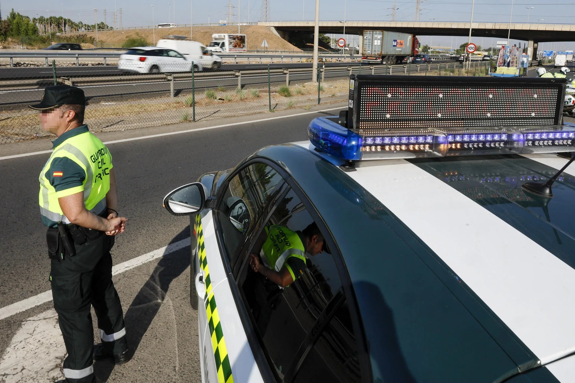 Un agente de la Guardia Civil en un control de tráfico. EFE/Kai Försterling /Archivo