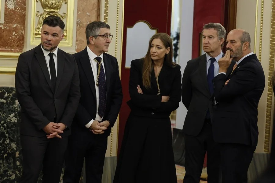 El presidente del Senado, Pedro Rollán (d), junto al líder del PP, Alberto Núñez Feijóo (2d), la portavoz popular Ester Muñoz (c), y los portavoces parlamentarios del PSOE, Patxi López (2i), y de ERC, Gabriel Rufián (i),