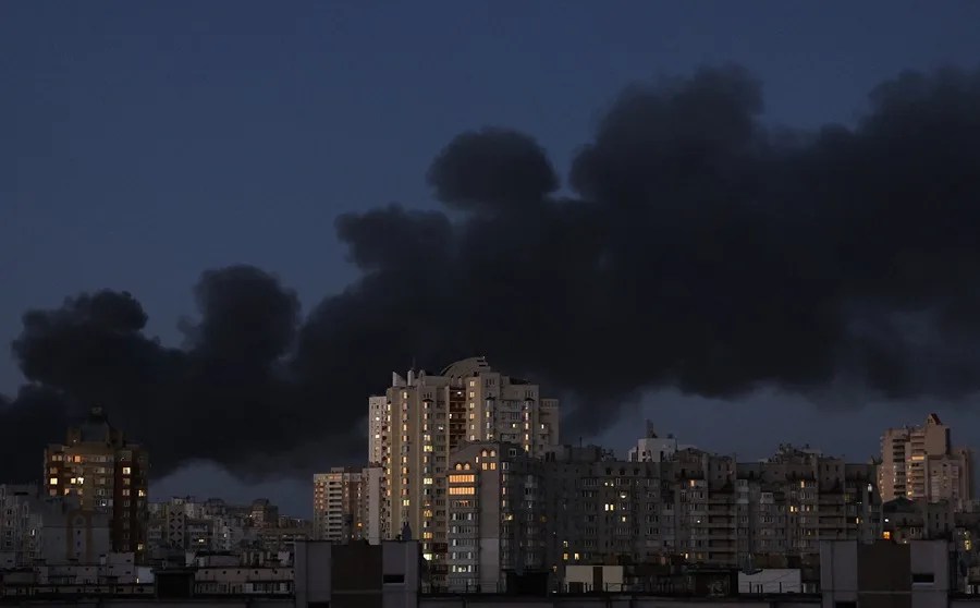 El humo se eleva sobre la ciudad tras un ataque ruso en Kiev