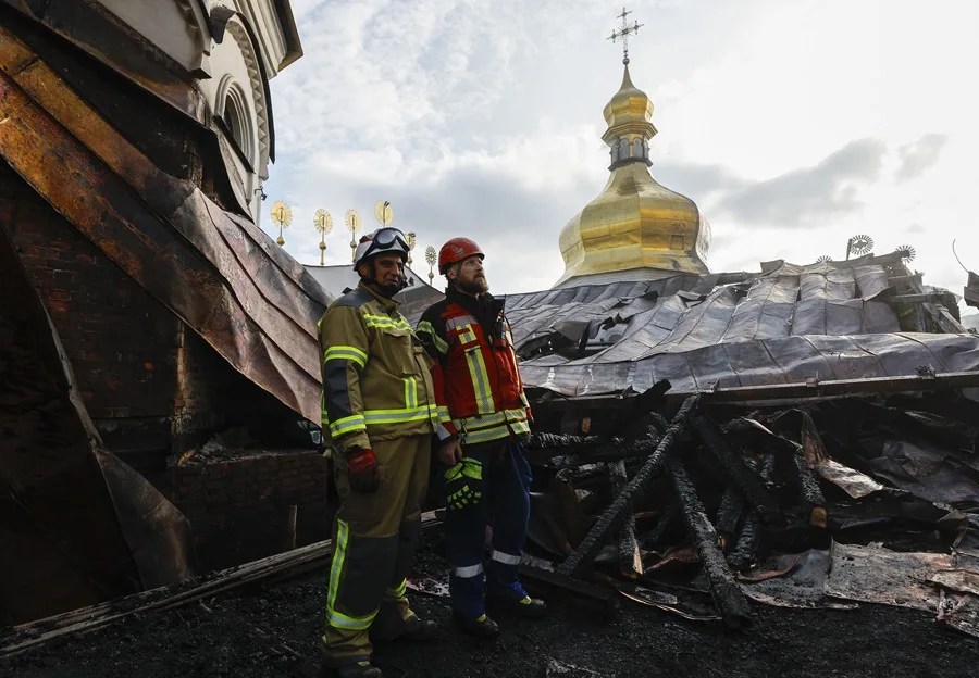 Rescatistas ucranianos trabajan en el lugar de un ataque ruso contra la Catedral de la Dormición