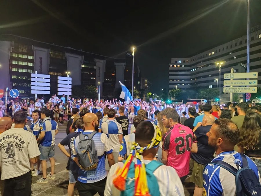 Aficionados del Sabadell celebran el ascenso de su equipo a la segunda división