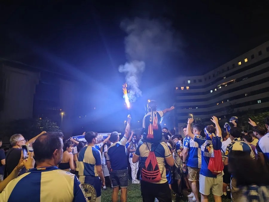 Aficionados del Sabadell celebran el ascenso de su equipo a la segunda división tras derrotar al Zamora