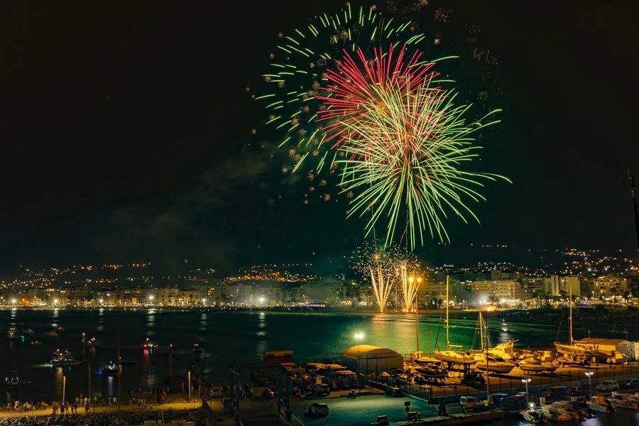 Espectáculo pirotécnico en la noche de San Juan en Melilla.