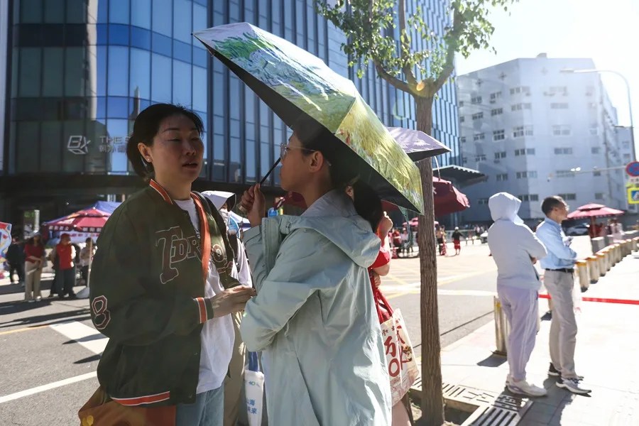 Una estudiante antes de entrar en la selectividad china (goakao), hoy en Pekín.