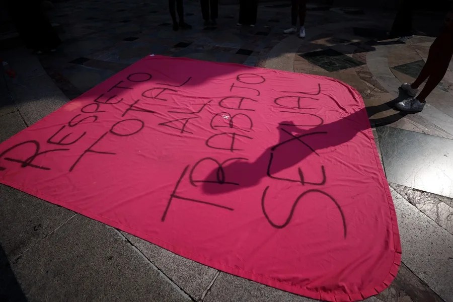 Fotografía que muestra un cartel durante una marcha en el día internacional del trabajo sexual este martes