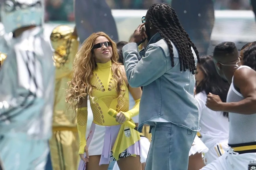 La cantante colombiana Shakira (i) y el nigeriano Burna Boy se presentan en la inauguración del Mundial de la FIFA 2026