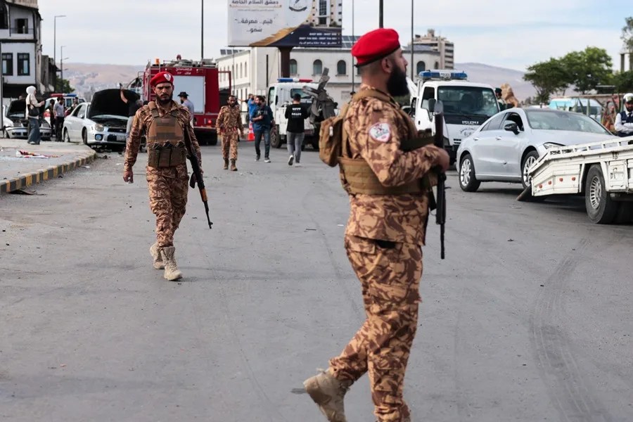 Policía militar siria desplegada cerca del lugar de la explosión en Bab Sharqi