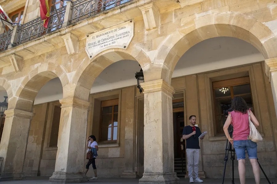 Agentes de Policía Judicial de la Guardia Civil durante el registro en el Ayuntamiento de Soria.