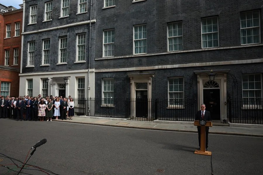 El primer ministro británico, Keir Starmer, durante la comparecencia para anunciar su dimisión en la puerta de Downing Street, en Londres.