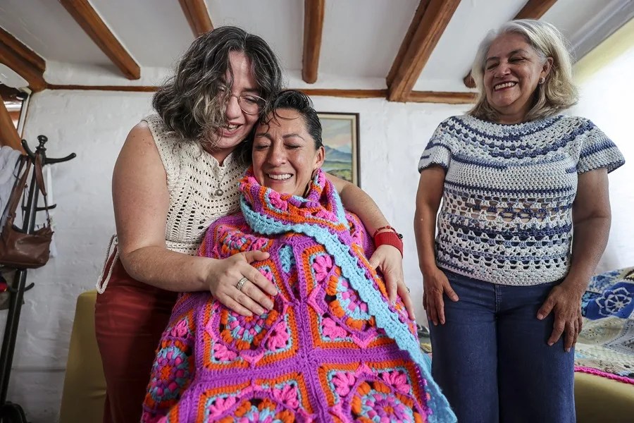 La red de tejedoras que convierte el dolor en esperanza en Ecuador y trasciende fronteras