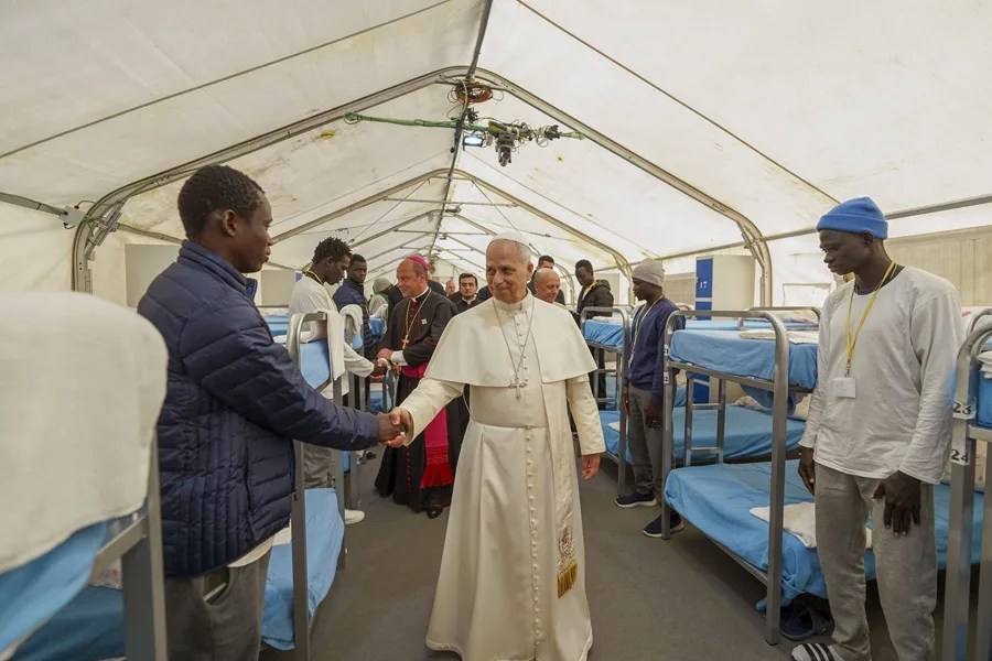El papa León XIV saluda a varios migrantes en el centro de primera acogida 'Las Raíces' de Tenerife.