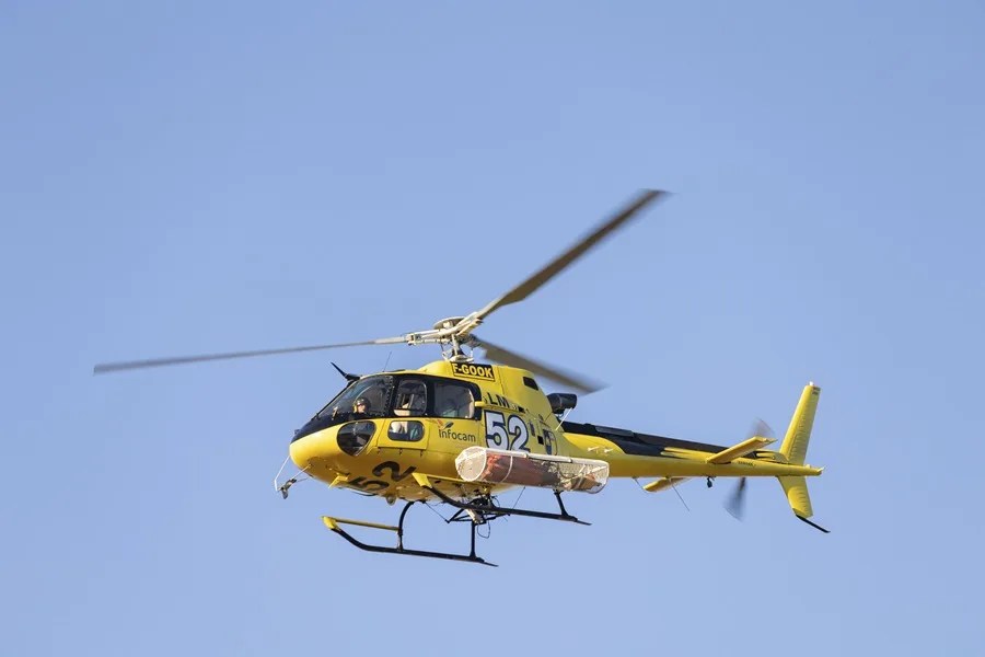 Un helicóptero en las labores de extinción del incendio declarado este miércoles en la Academia de Infantería de Toledo