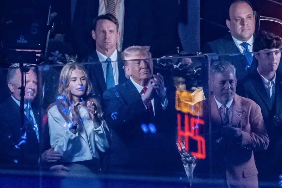 El presidente de Estados Unidos, Donald Trump (c), asiste al tercer juego de las finales de la NBA