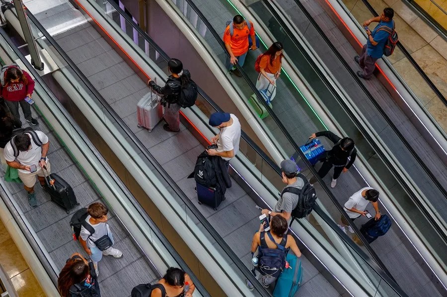 Varios turistas transitan por la terminal T4 del aeropuerto de Madrid Barajas