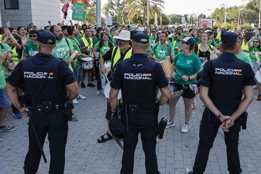 El profesorado valenciano de la educación pública no universitaria protesta ante el Palau de la Música