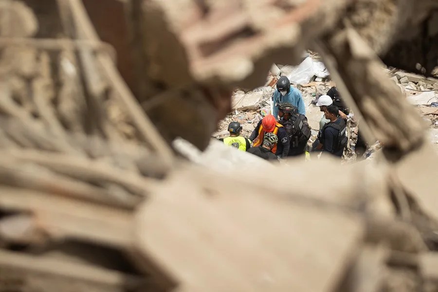 Equipos de rescate buscan a personas desaparecidas en una zona afectada por los terremotos en Catia La Mar