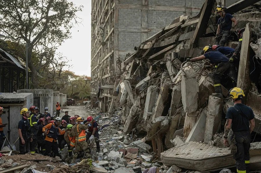Equipos de rescate buscan supervivientes tras el doble terremoto de magnitudes 7,2 y 7,5 que sacudió el norte de Venezuela, en Catia La Mar
