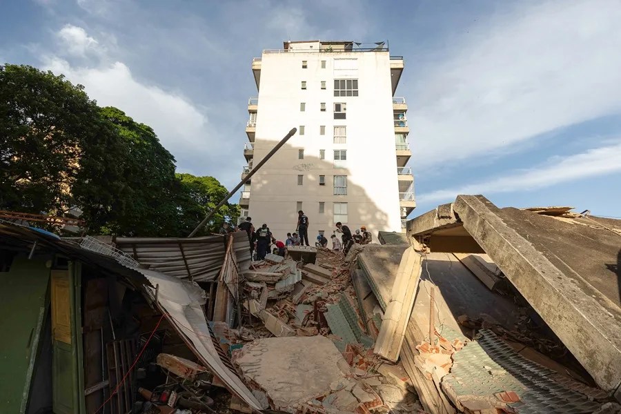 Equipos de rescate se encuentran en una zona afectada por un terremoto en Caracas