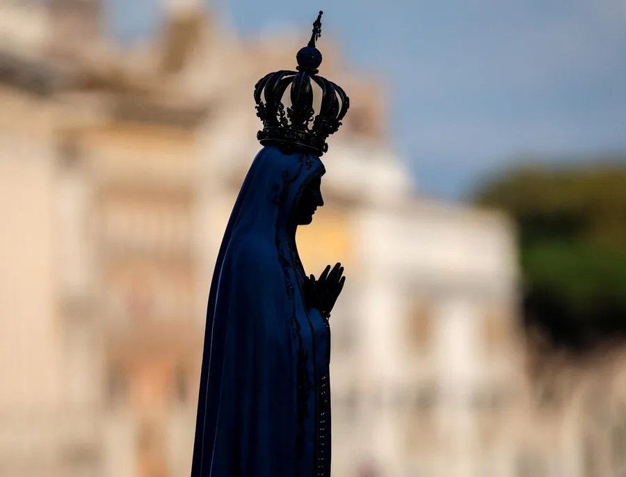 Una estatua de la Virgen María