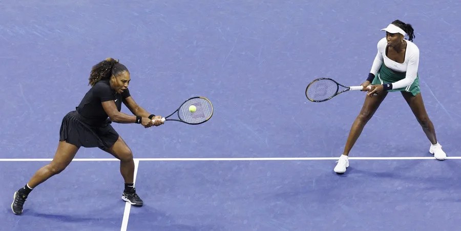 Serena Williams (i) y su hermana Venus.