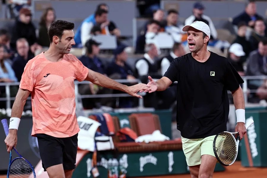 Marcel Granollers de España (i) y Horacio Zeballos de Argentina
