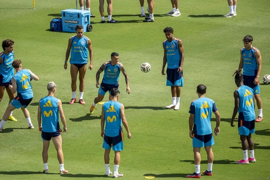 España se entrena en Dallas con todos los jugadores disponibles