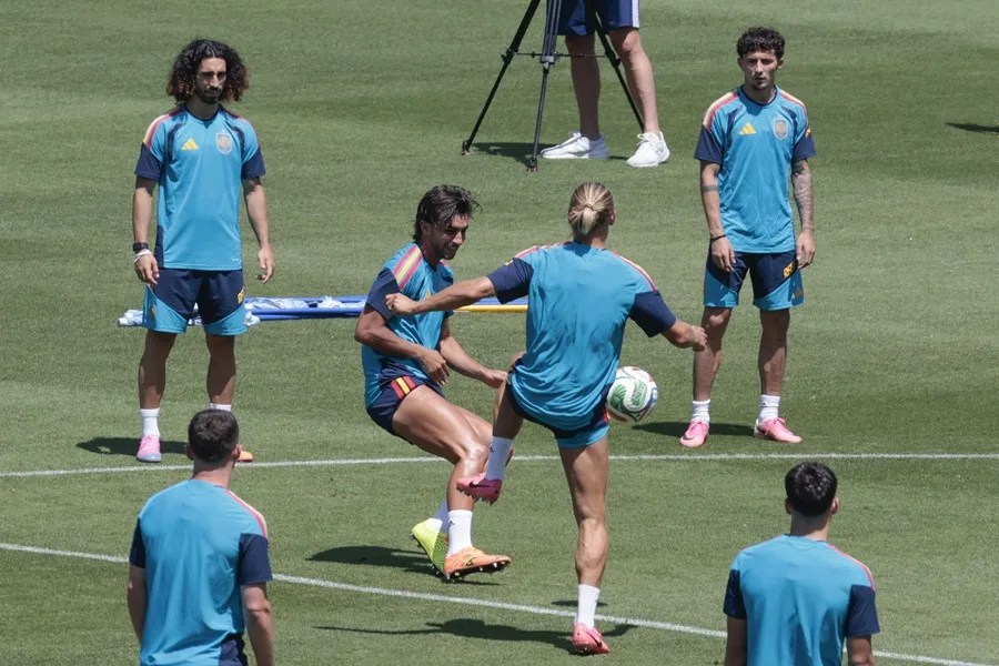 Tranquilidad y todos disponibles en el último entrenamiento de España antes de cuartos