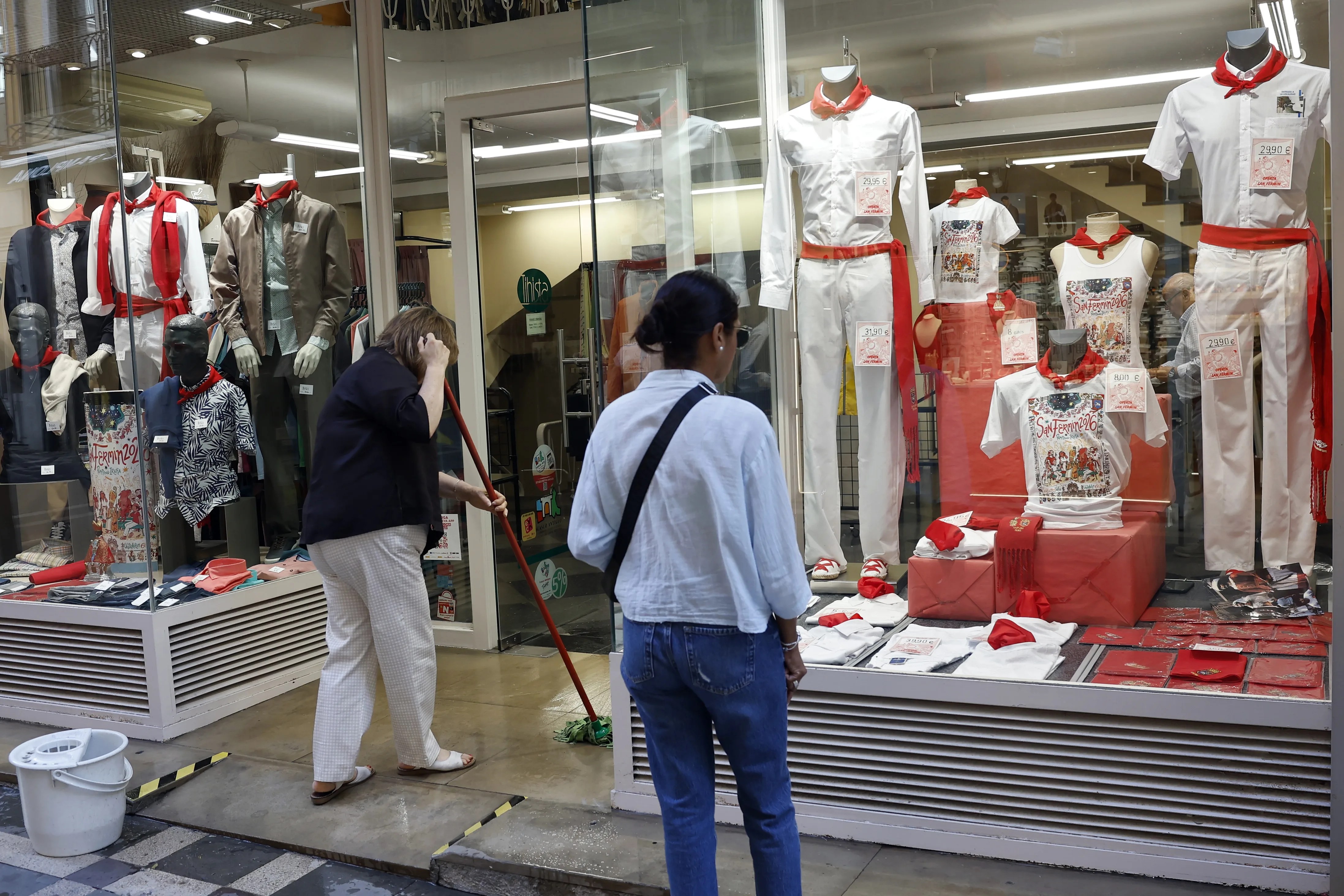 Imagen de los comercios pamploneses con los escaparates plagados de ropa blanca y roja