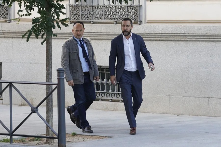 El comisionista imputado Víctor de Aldama (d)