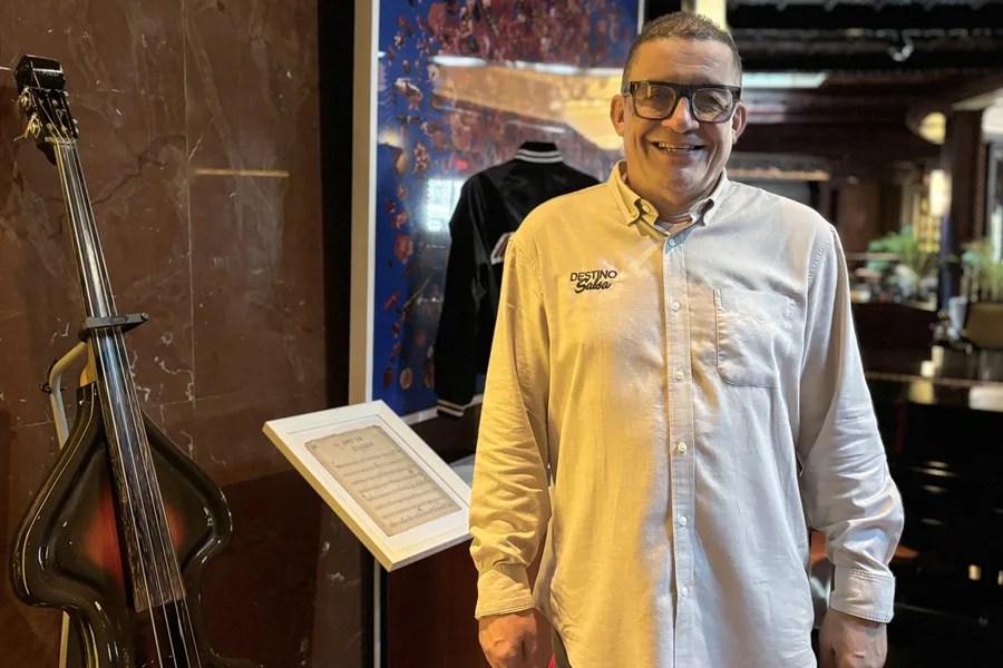 El fundador del Congreso Mundial de la Salsa, Eli Irizarry, posa durante una entrevista con EFE este viernes en el Hotel Fairmont en el San Juan de Isla Verde en San Juan (Puerto Rico). EFE/Esther Alaejos