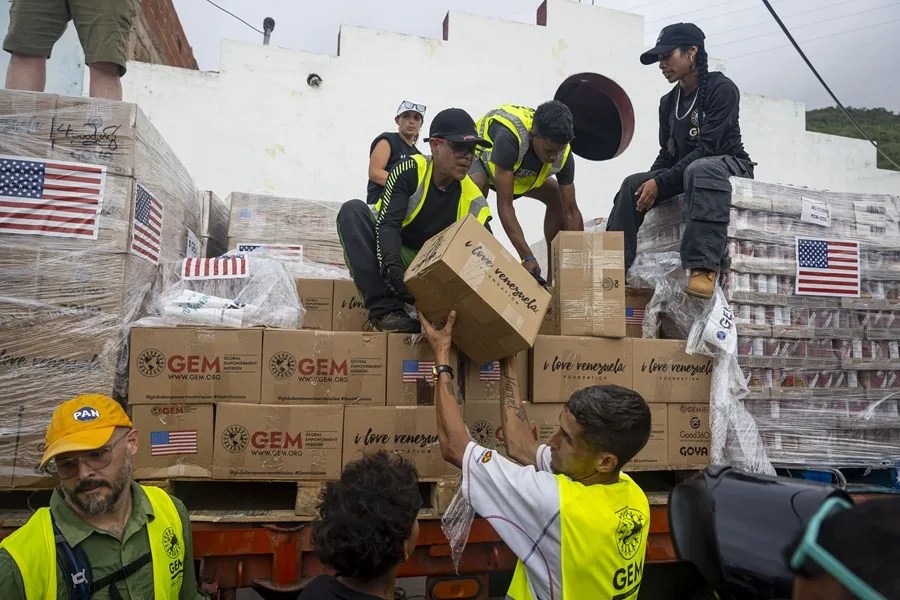 Personas reciben ayuda humanitaria en Caraballeda (Venezuela). EFE/ Miguel Gutiérrez
